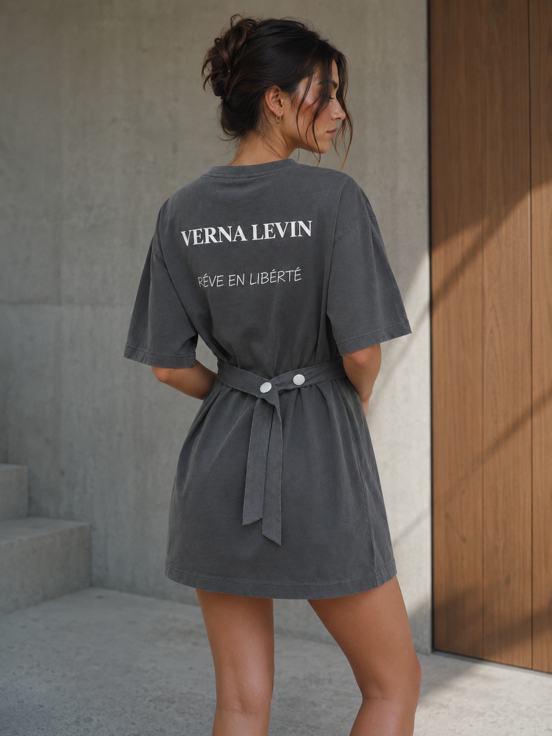 SIGNATURE BELTED T-SHIRT — ANTHRACITE